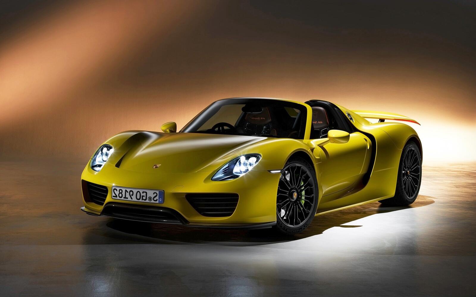 Бесплатное фото Porsche Spyder золотого цвета