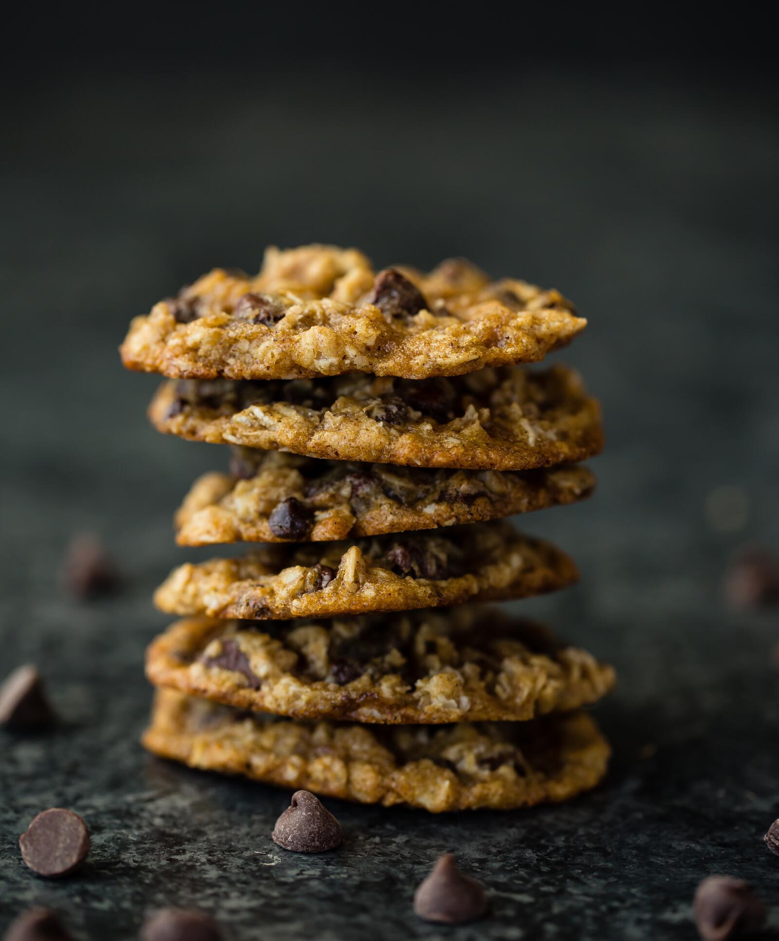 Бесплатное фото Овсяные печенья с кусочками шоколада