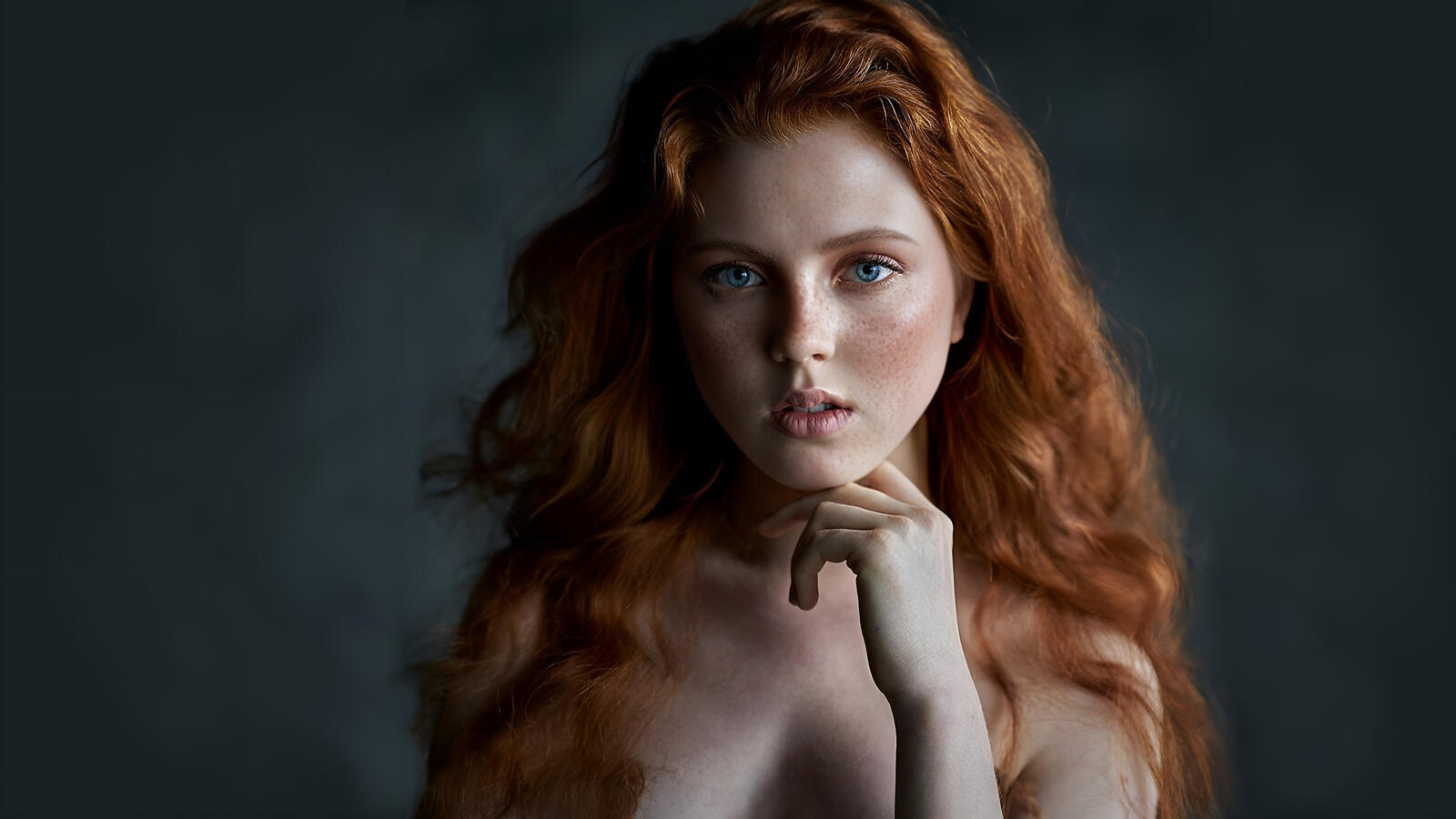 Free photo Redheaded girl with freckles on her face