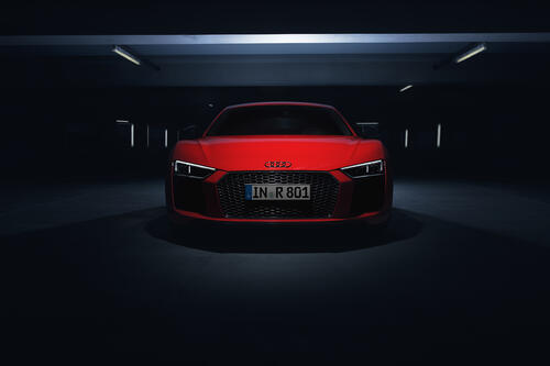 Audi R8 красного цвета вид спереди