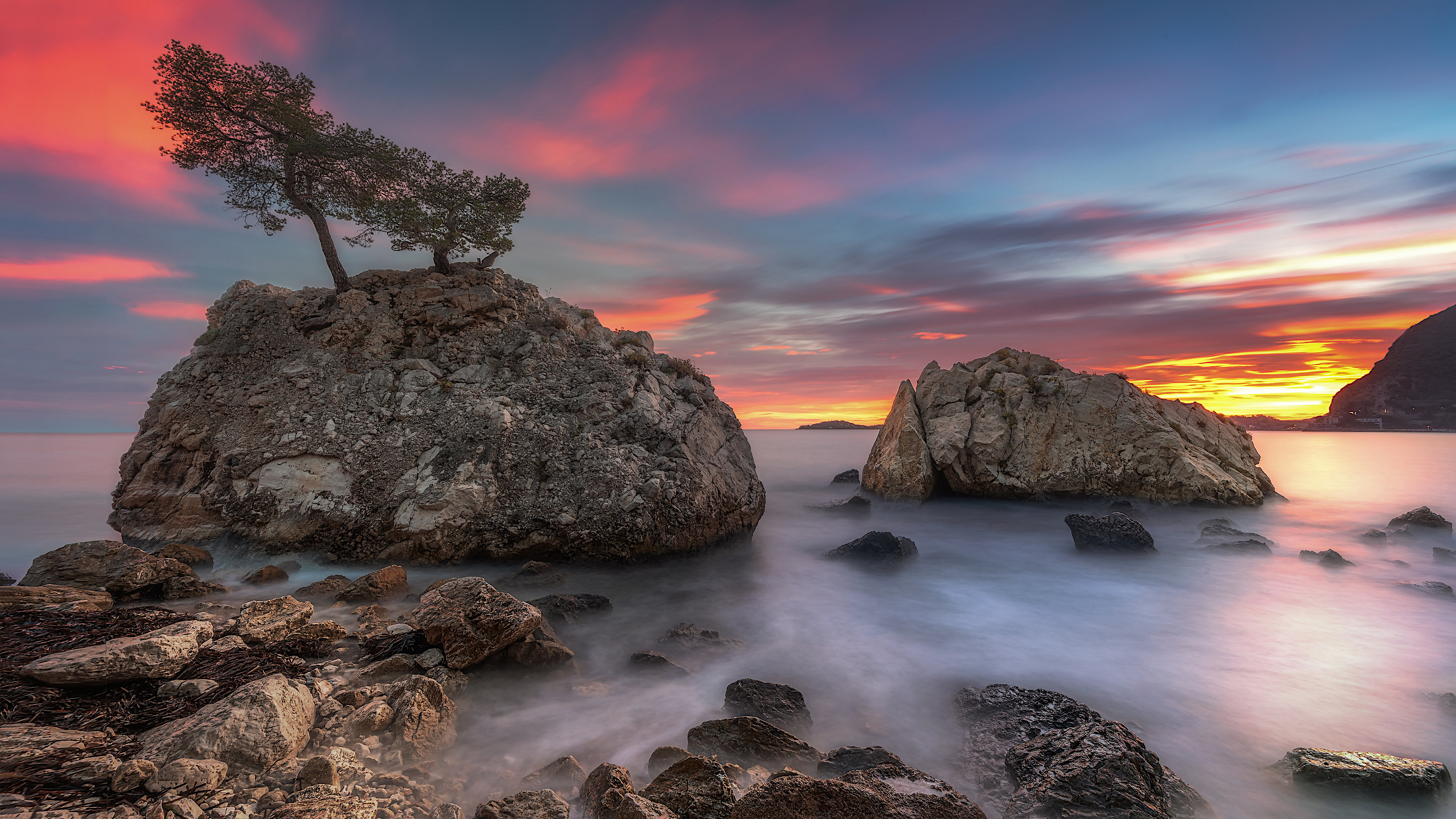 Бесплатное фото Скалистая местность на берегу моря во время заката