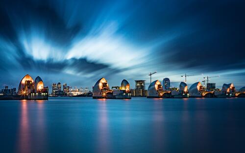 Вид на вечерний Лондон с реки
