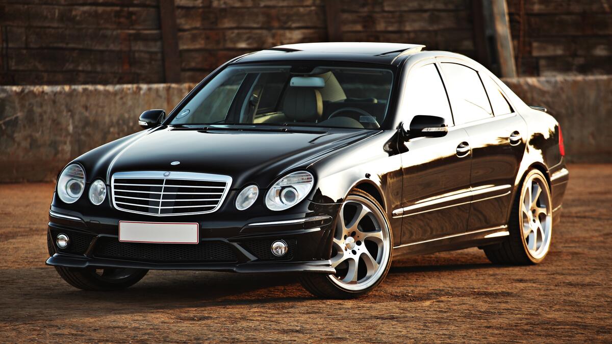 Красивый черный Mercedes E-Class