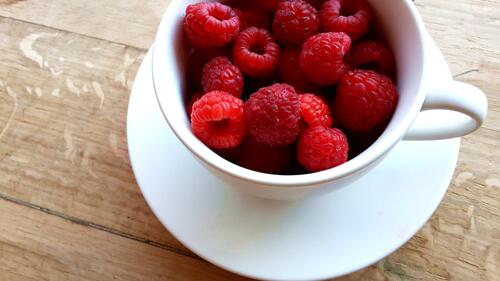 A bowl of ripe raspberries