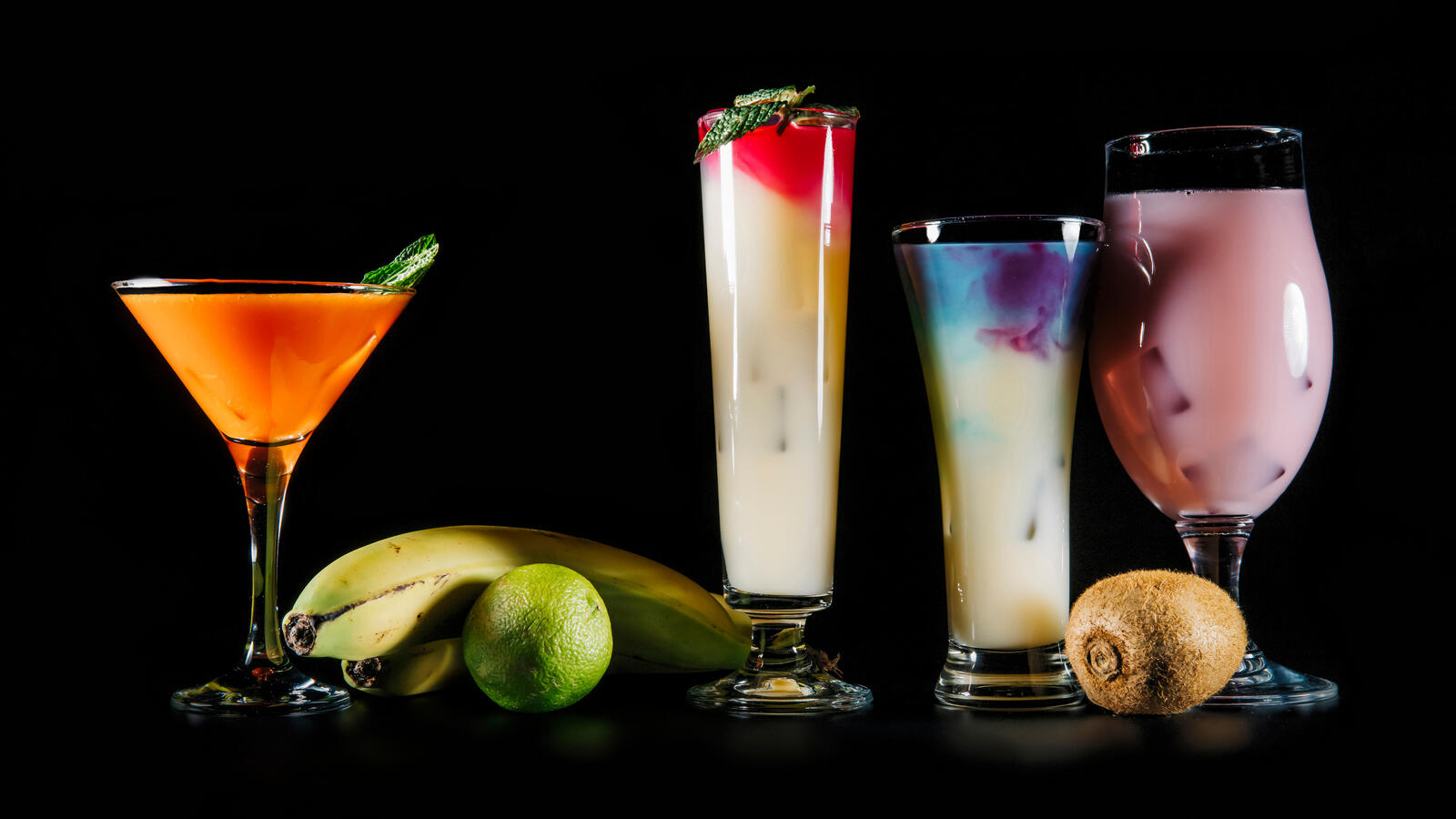 Free photo Refreshing cocktail selection