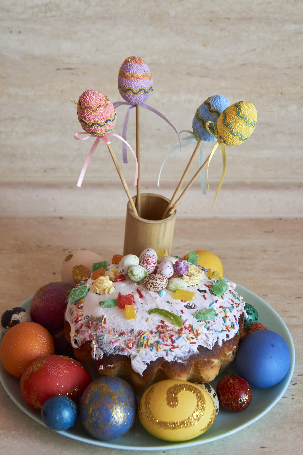节日的复活节静物：鸡蛋和蛋糕