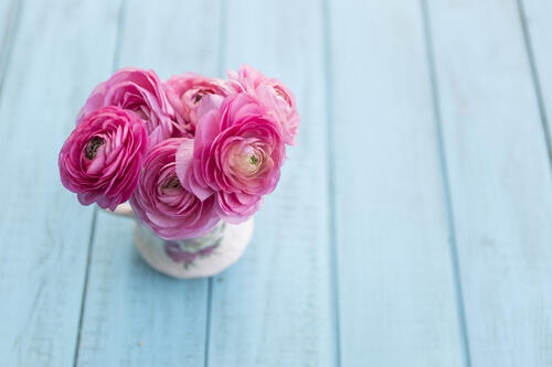 Розовые розы в маленькой вазе