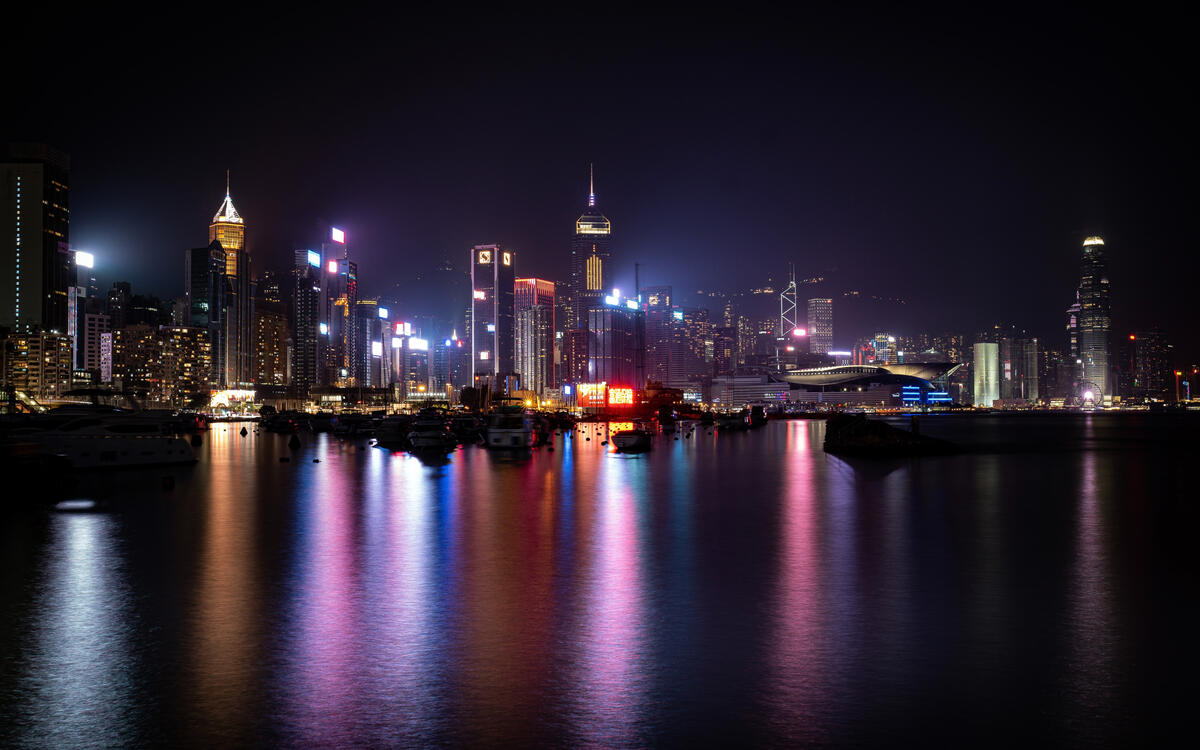 Фонари ночного Гонконга отражаются на воде