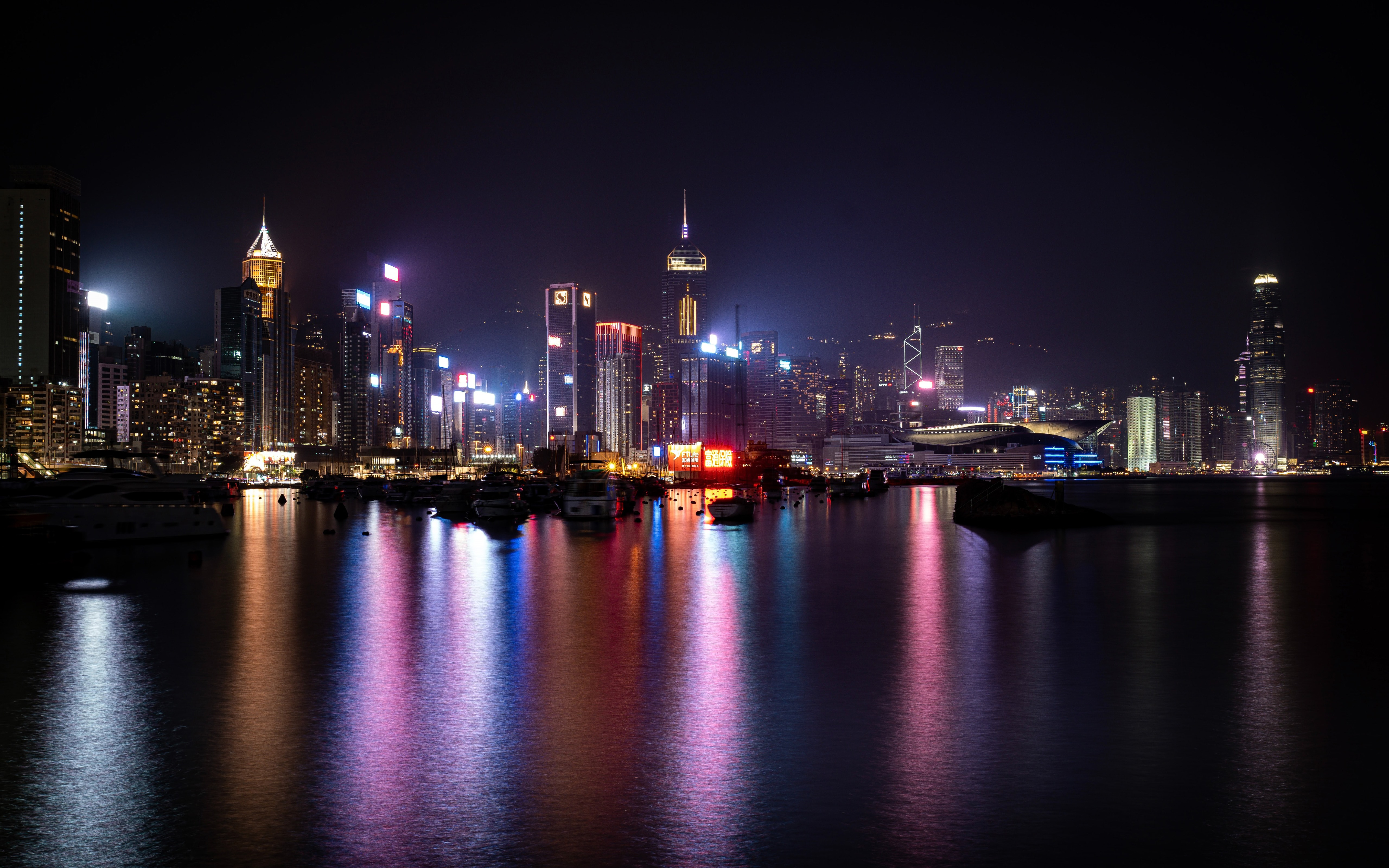 免费照片香港夜晚的灯笼映在水面上