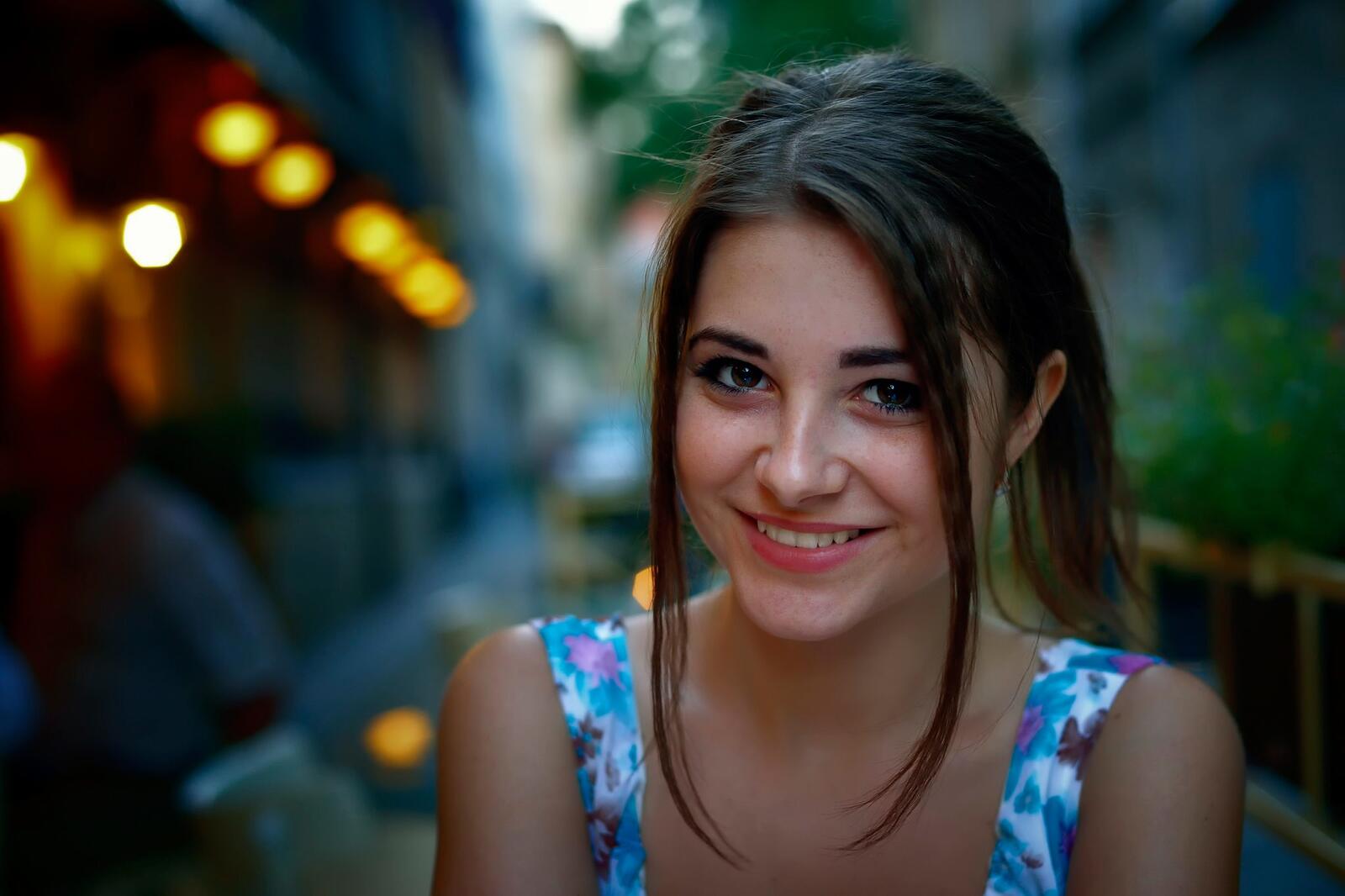 Бесплатное фото Красотка Дана Кареглазая улыбается в голубом платье