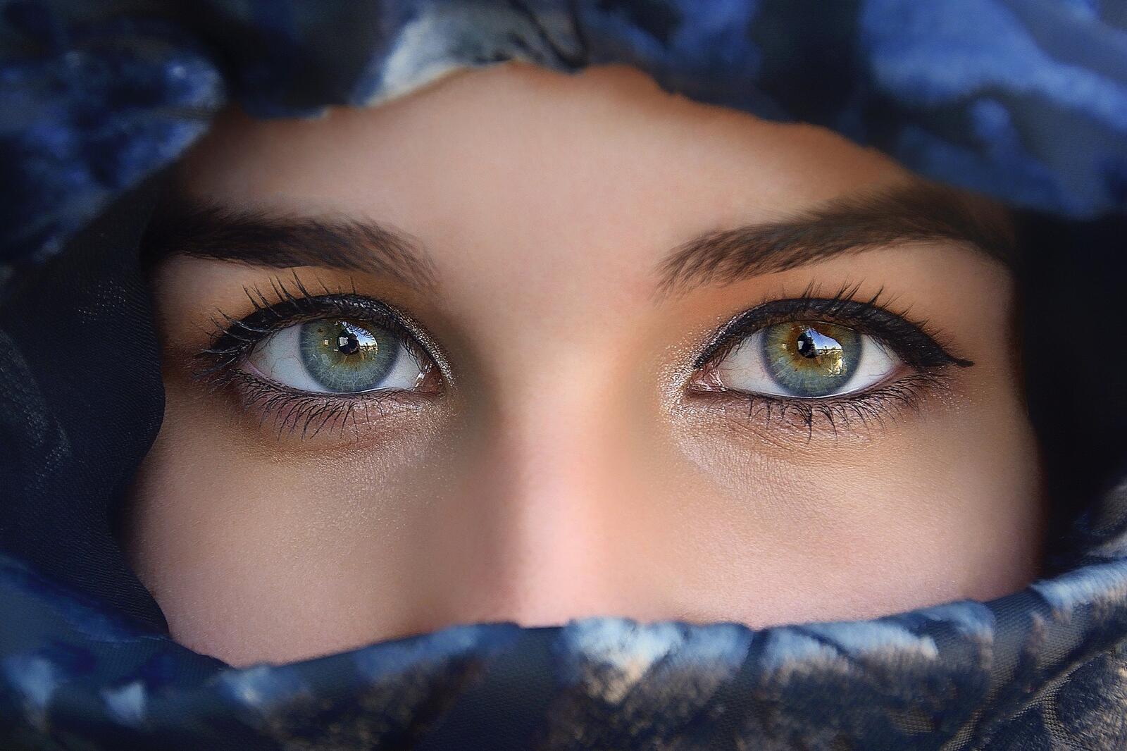 Девушка с красивыми зелеными глазами