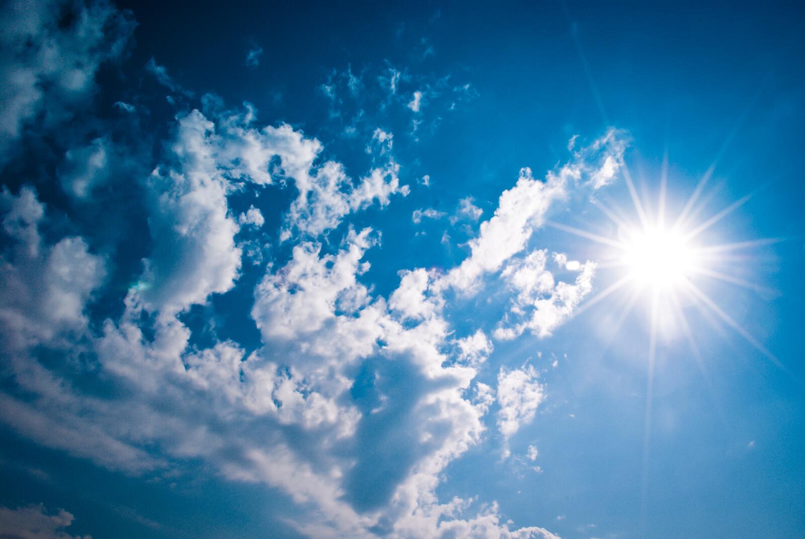 Бесплатное фото Облачное голубое небо в солнечную погоду