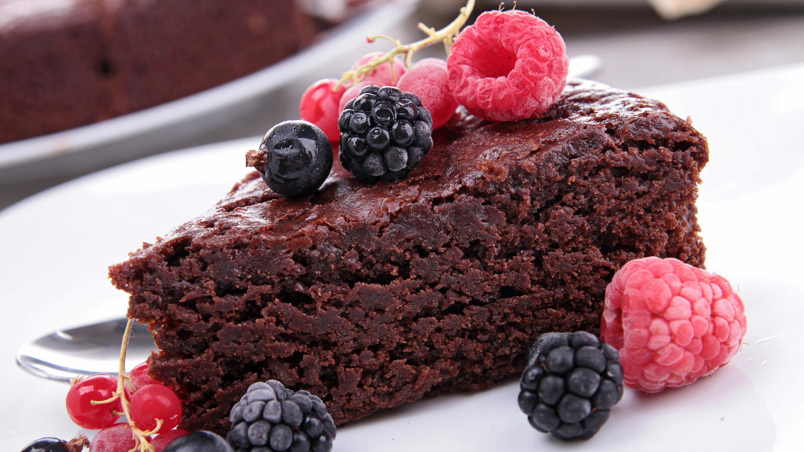 Free photo Chocolate cake with berries