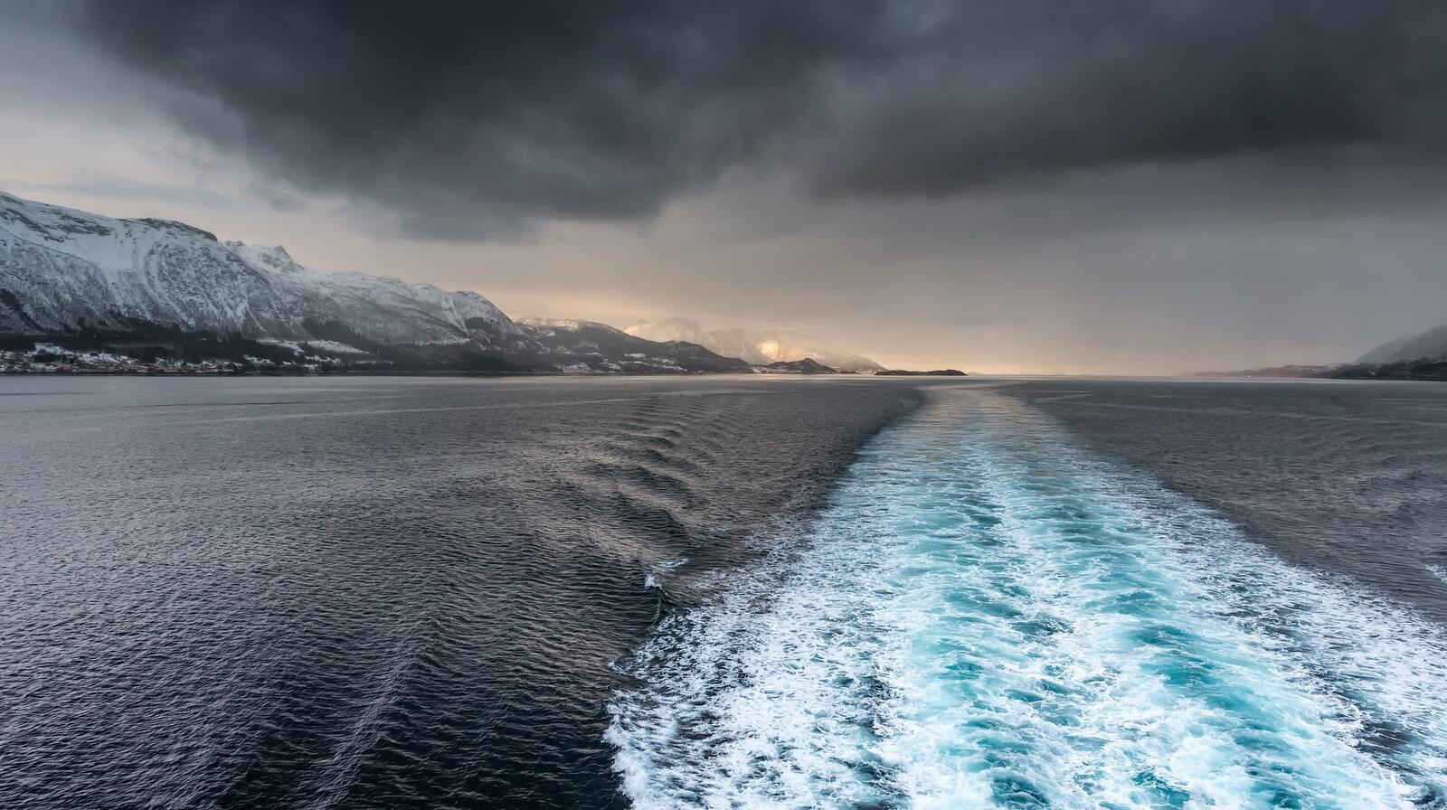 Бесплатное фото Длинный след от корабля на воде