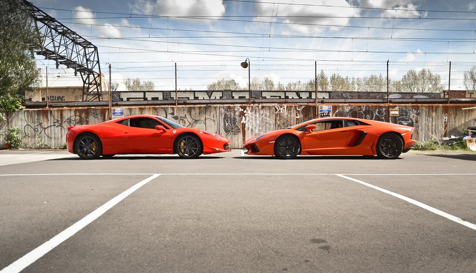 Бесплатное фото Два оранжевых суперкара