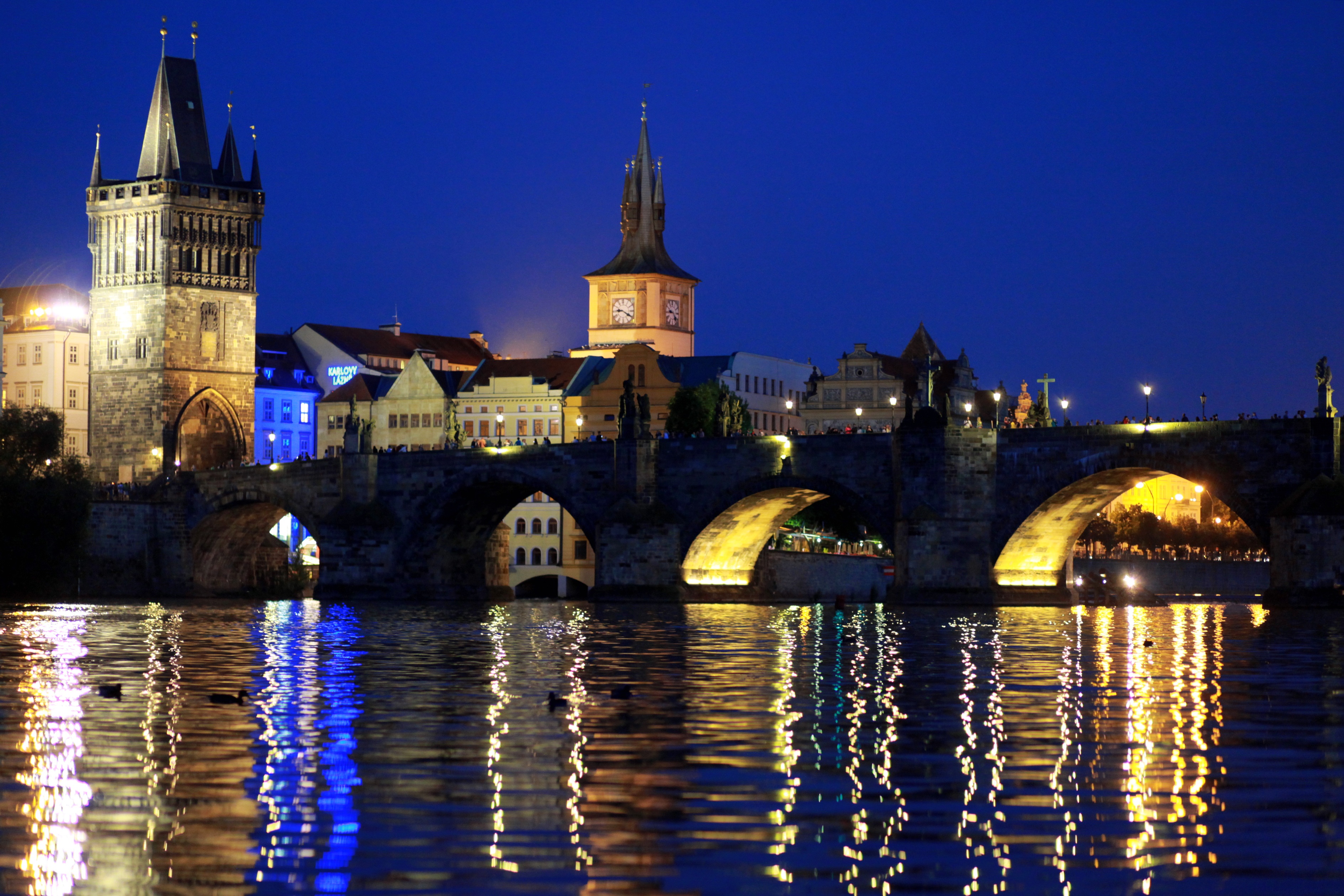 Free photo View of the night bridge in Prague