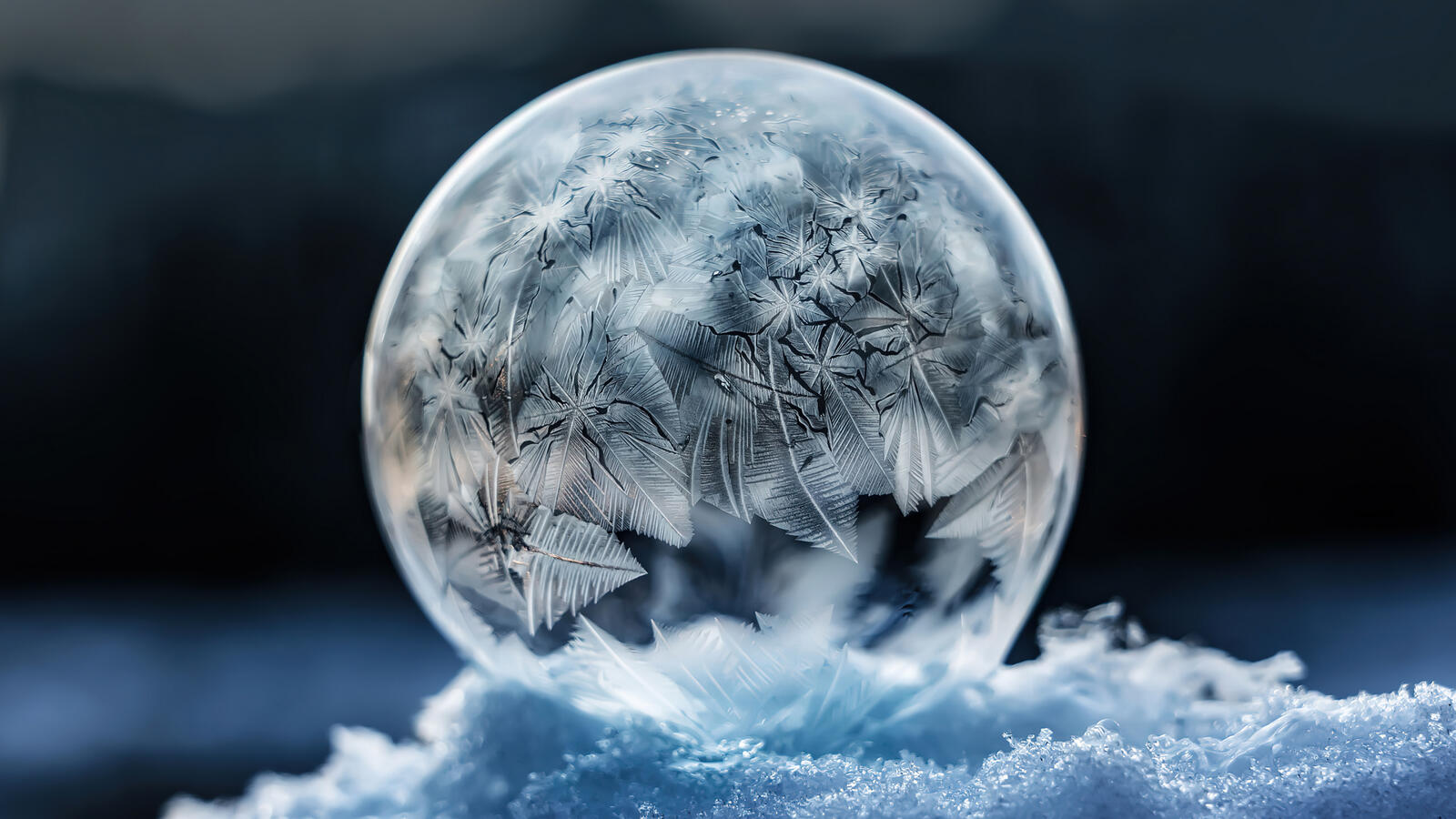 Бесплатное фото Круглый кристалл льда