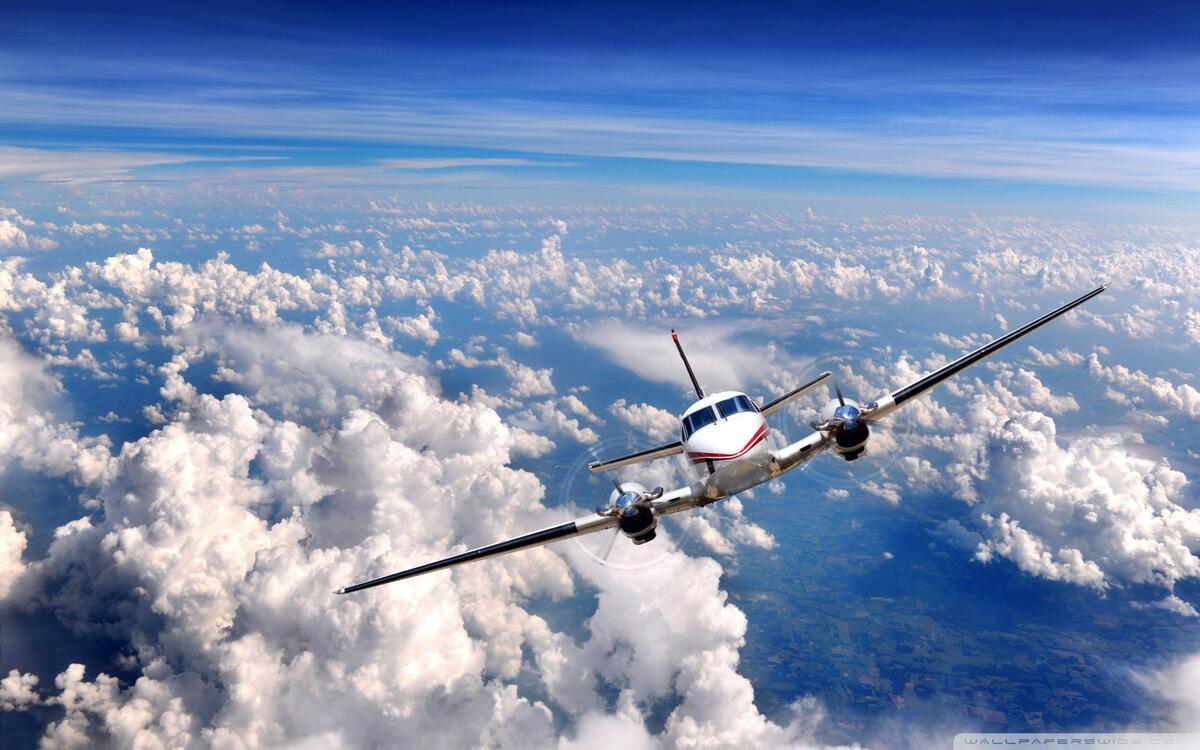 Самолет в облачном небе