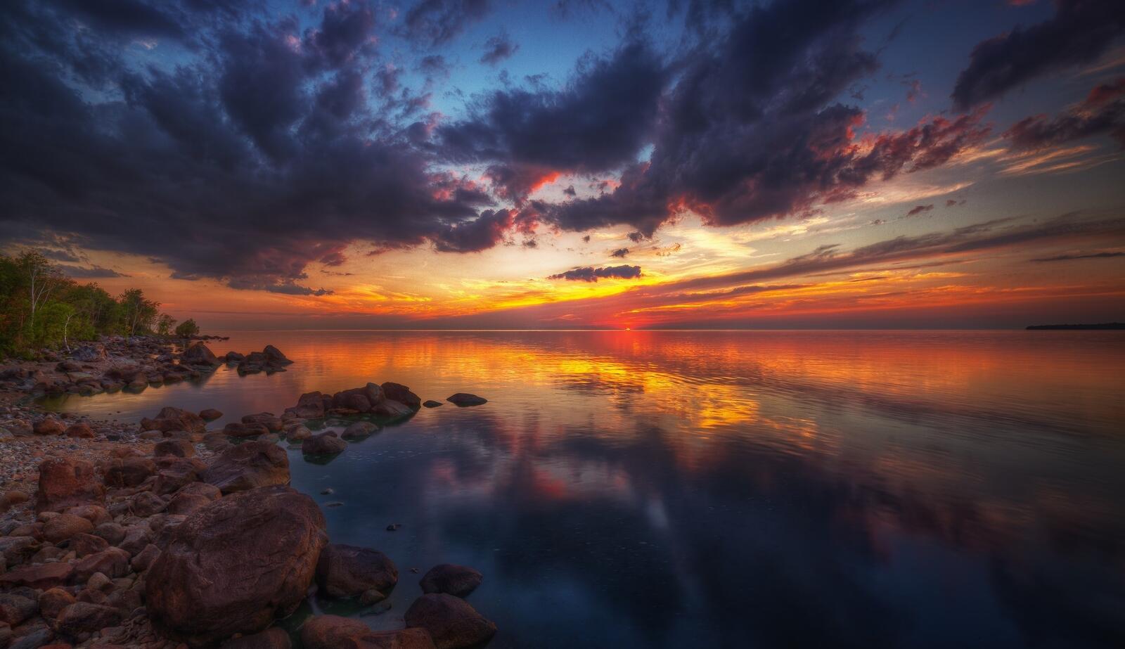 免费照片岩石海岸上的奇妙日落