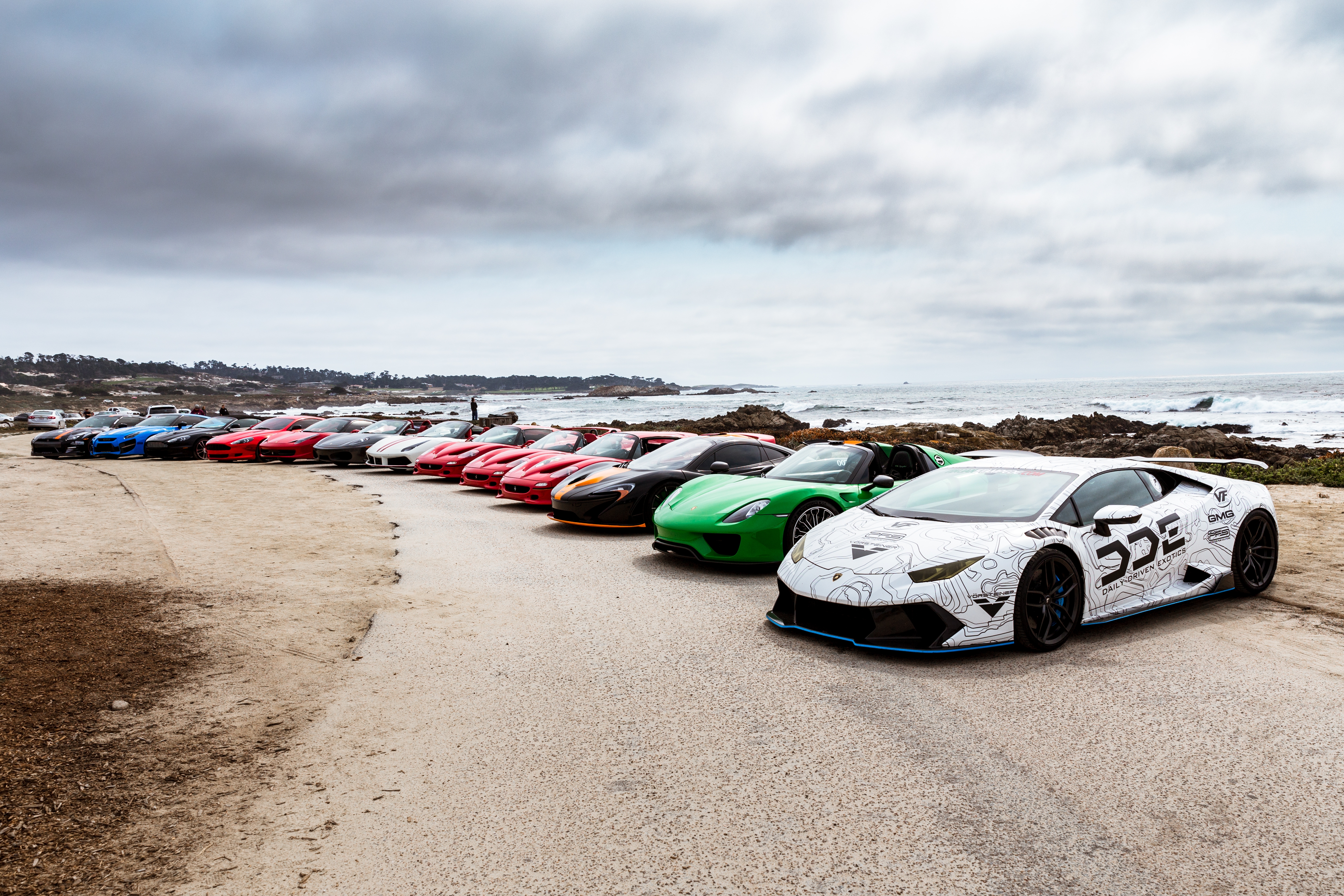 Бесплатное фото Спортивные автомобили припаркованы на берегу моря