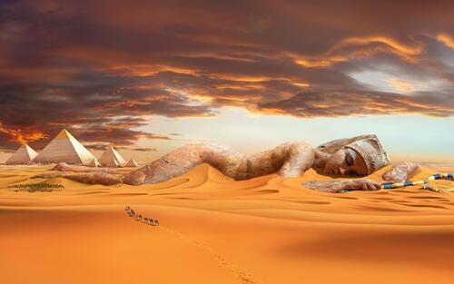 Египетская скульптура засыпанная песком