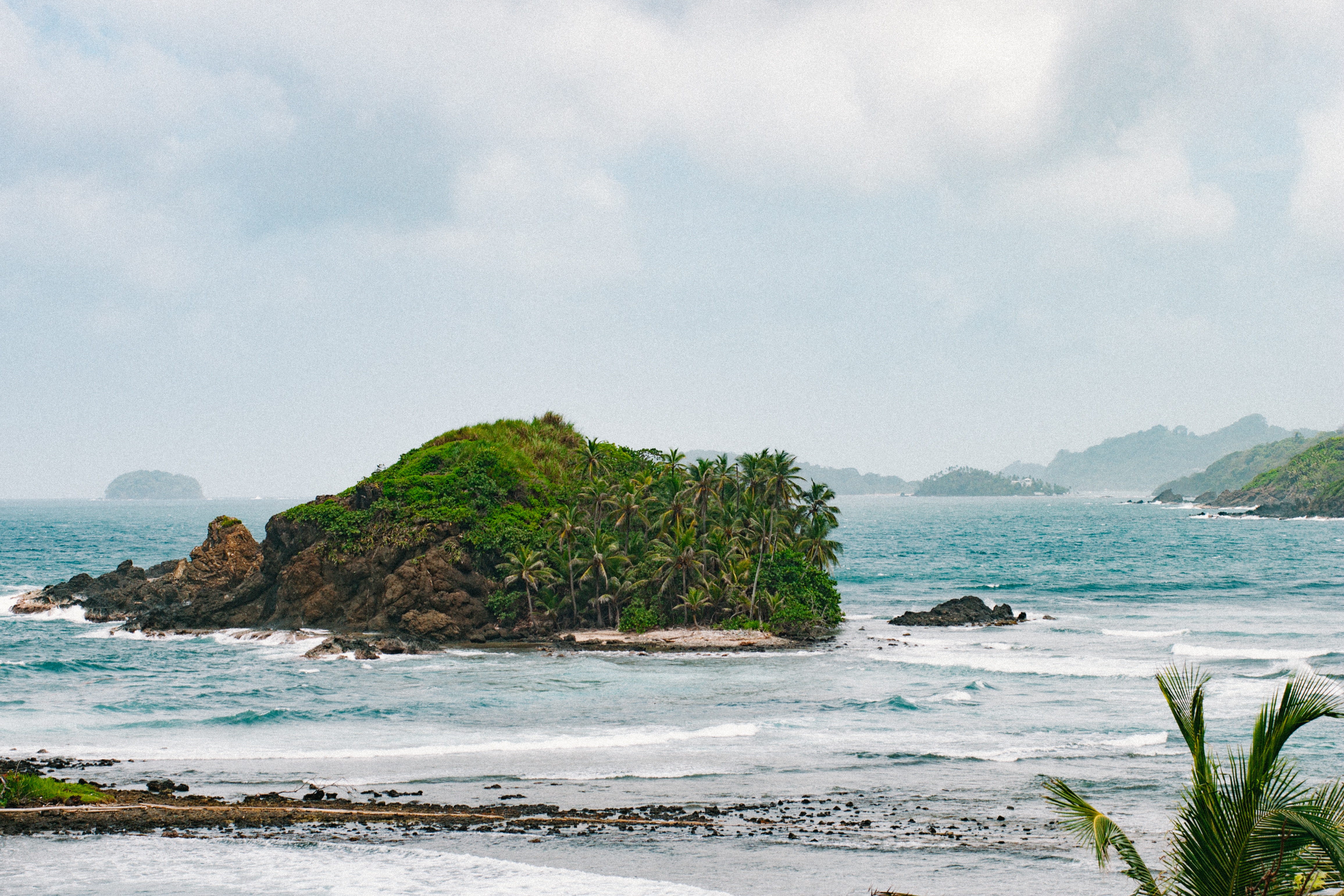 Бесплатное фото Пальмы на острове возле тропического пляжа