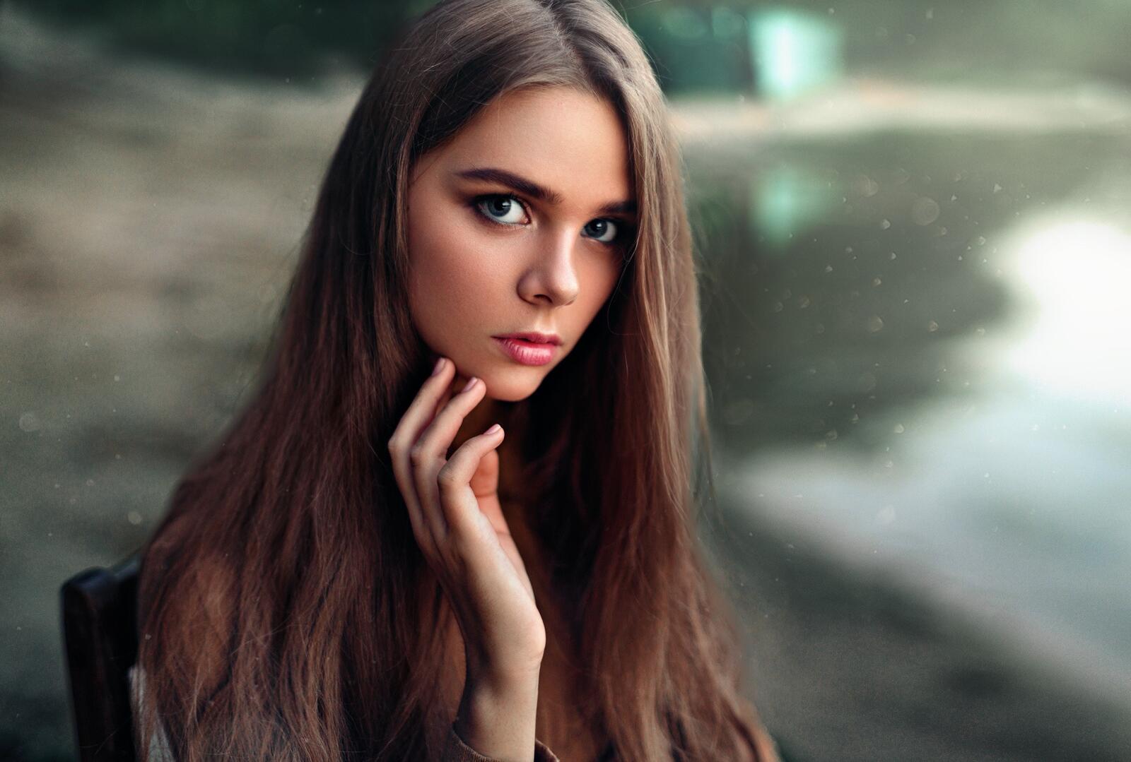 Free photo Portrait of a young, long-haired brunette.