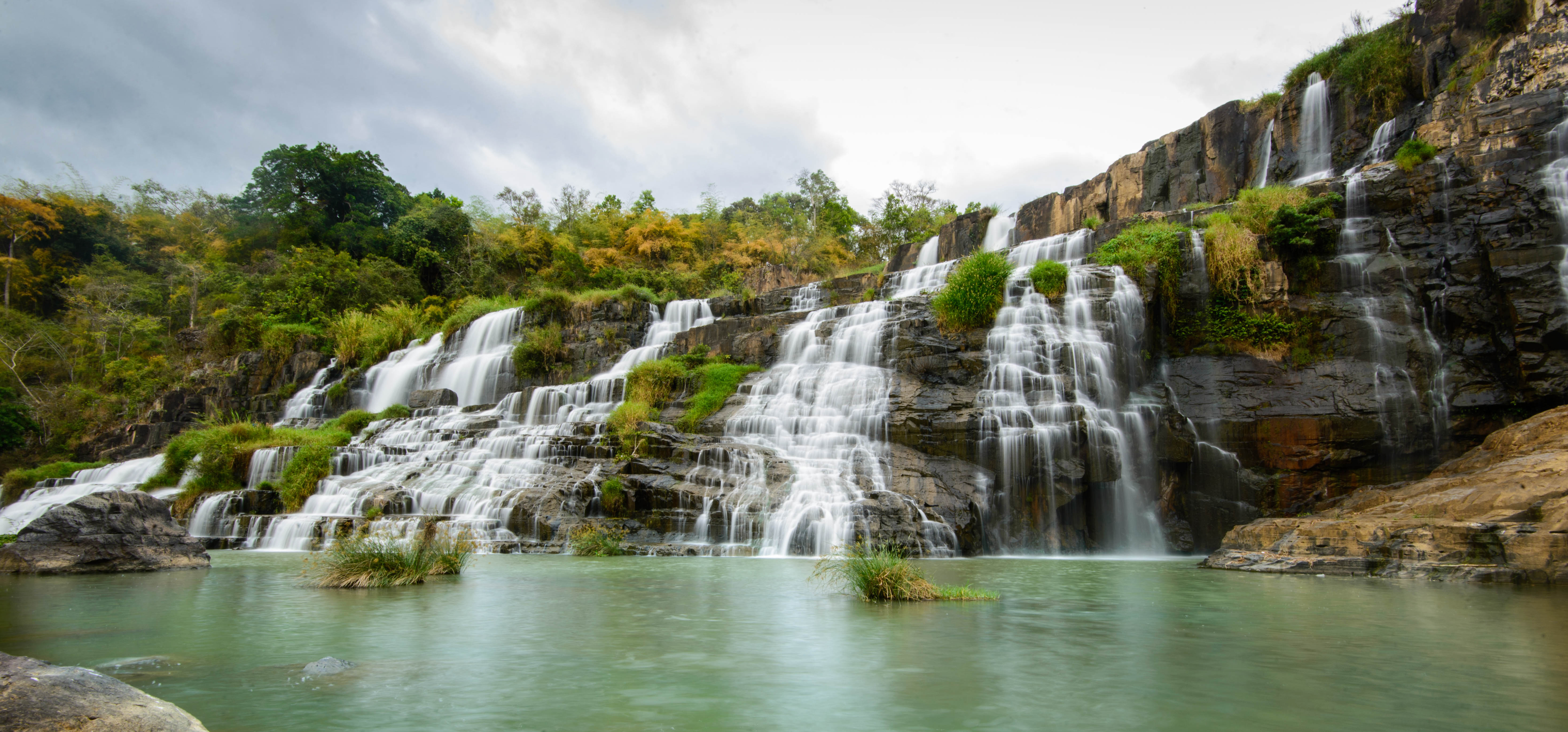 Живописный водопад с порогами во Вьетнаме