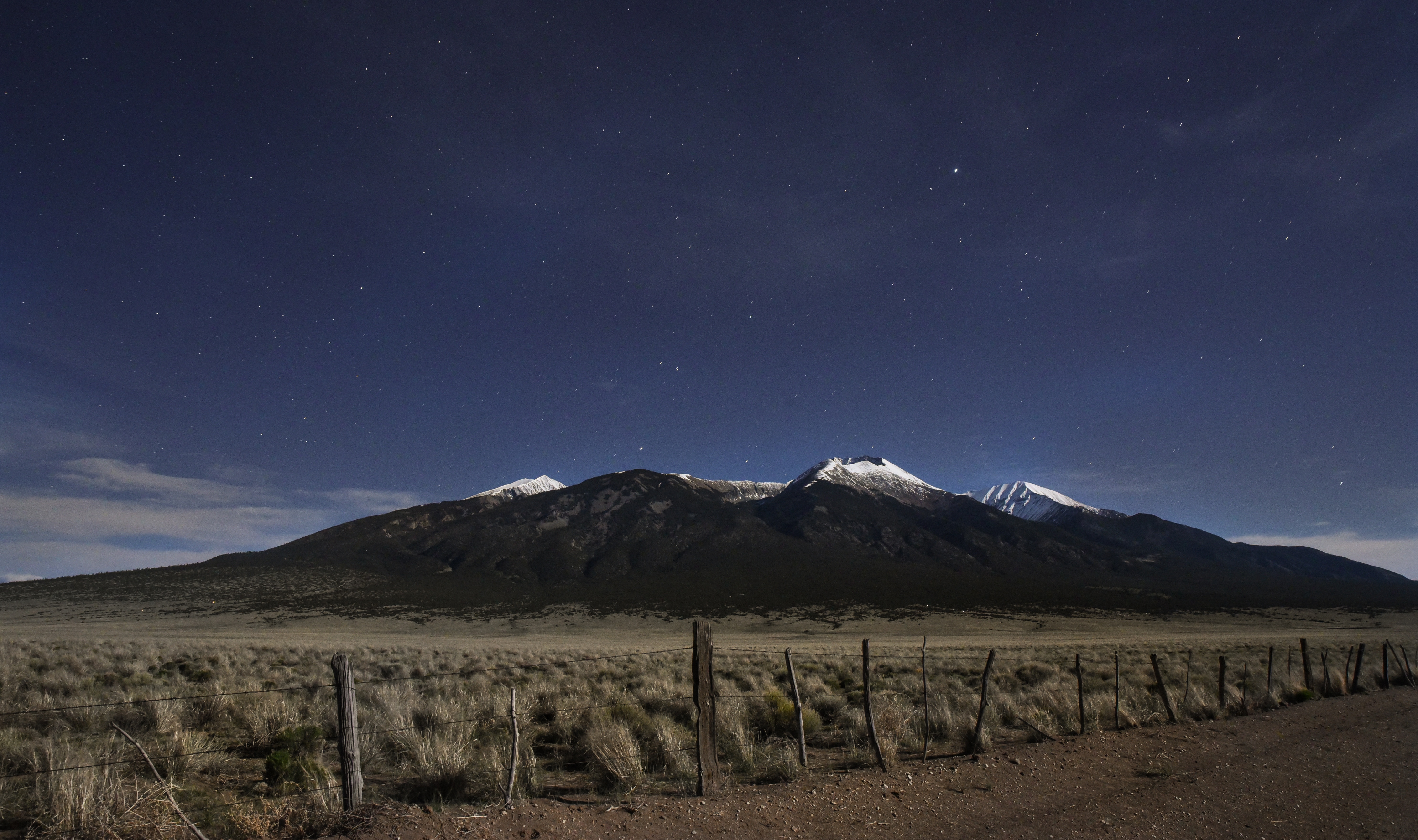免费照片美国田野上的一座雪峰山