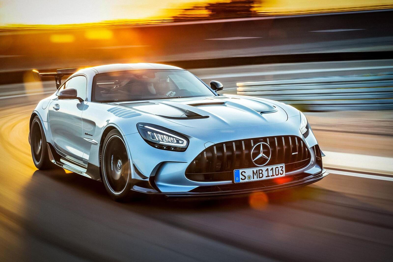 Free photo The Mercedes-AMG GT is flying down the road.