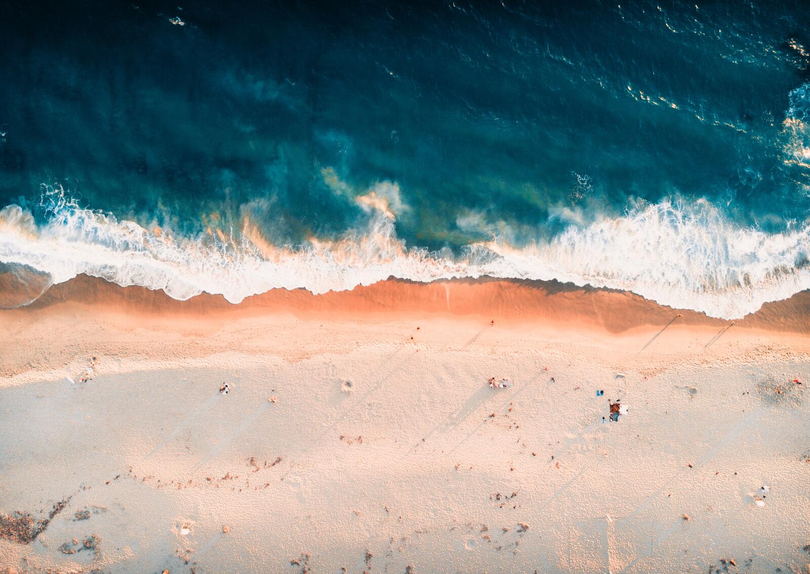 Бесплатное фото Люди отдыхают на пляже моря