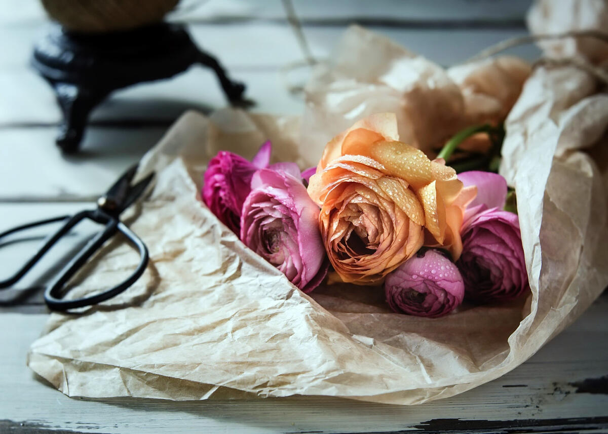 Букет разноцветных роз с капельками росы на лепестках