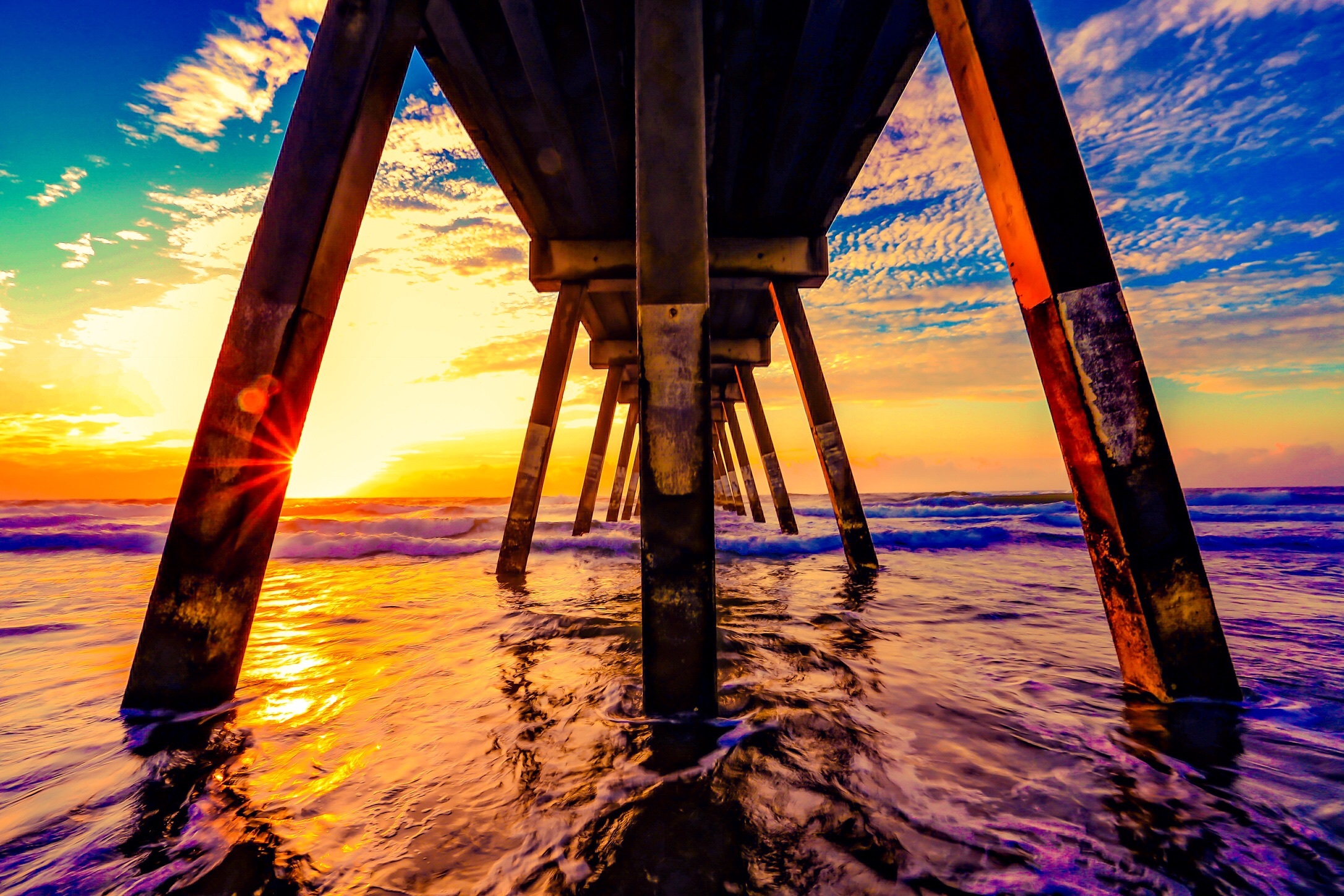 从桥下眺望海上日落