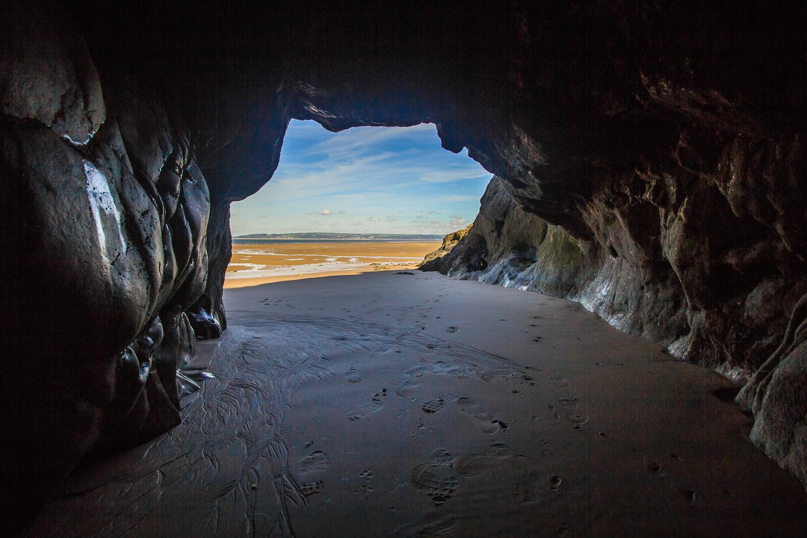 Free photo A cave with wet sand underfoot.