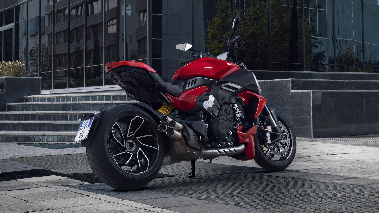 Free photo The Ducati diavel v4 is on the street.