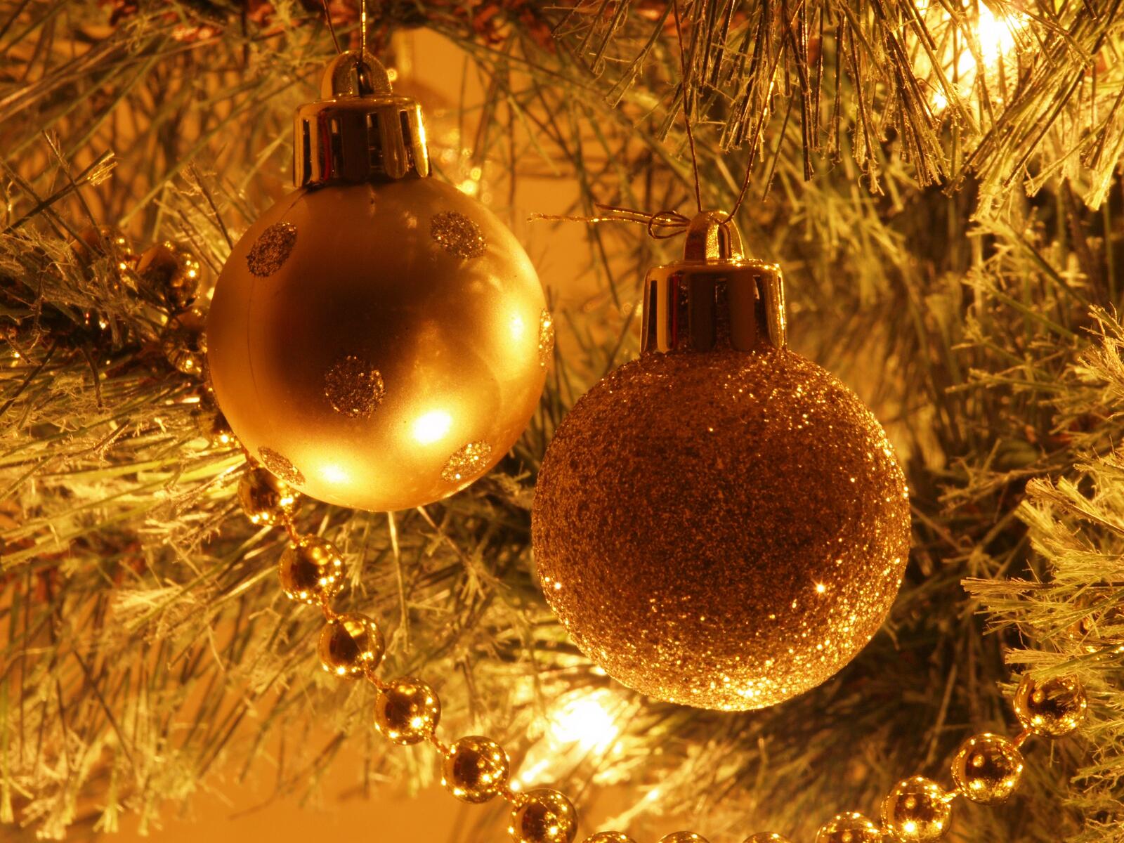 Золотистые блестящие новогодние игрушки на елке