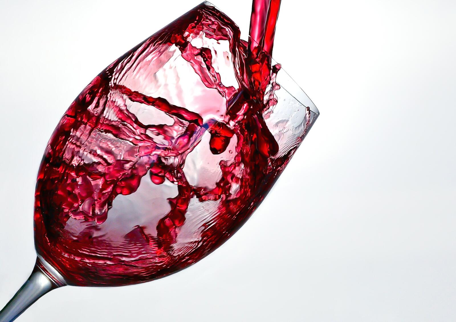Бесплатное фото Красное вино льется в бокал