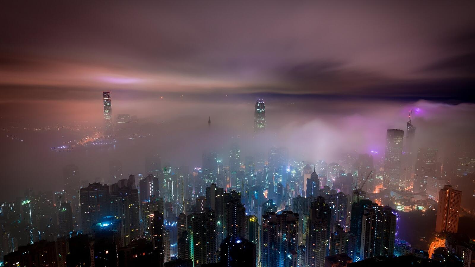 Free photo A bird`s eye view of nighttime Hong Kong in foggy weather