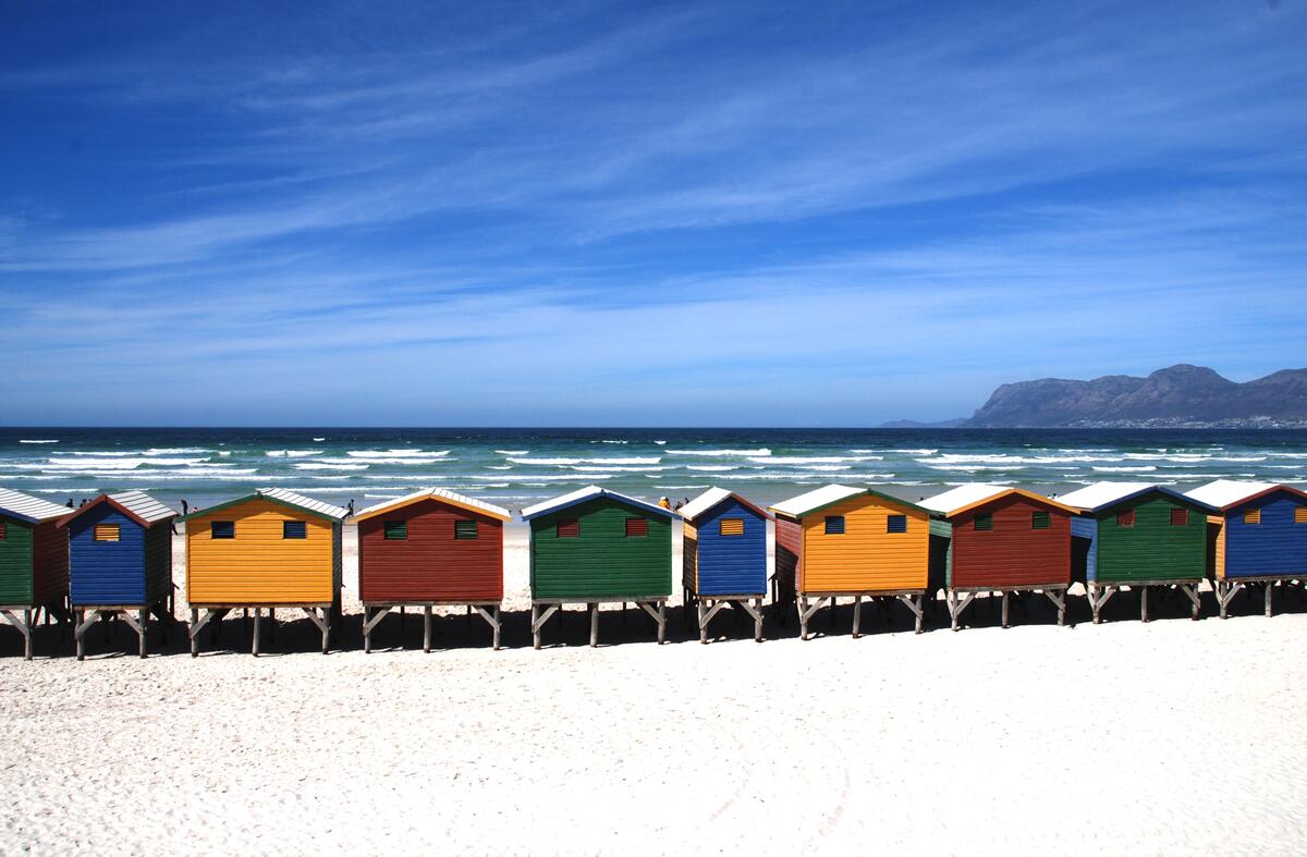 Цветные дома на берегу моря
