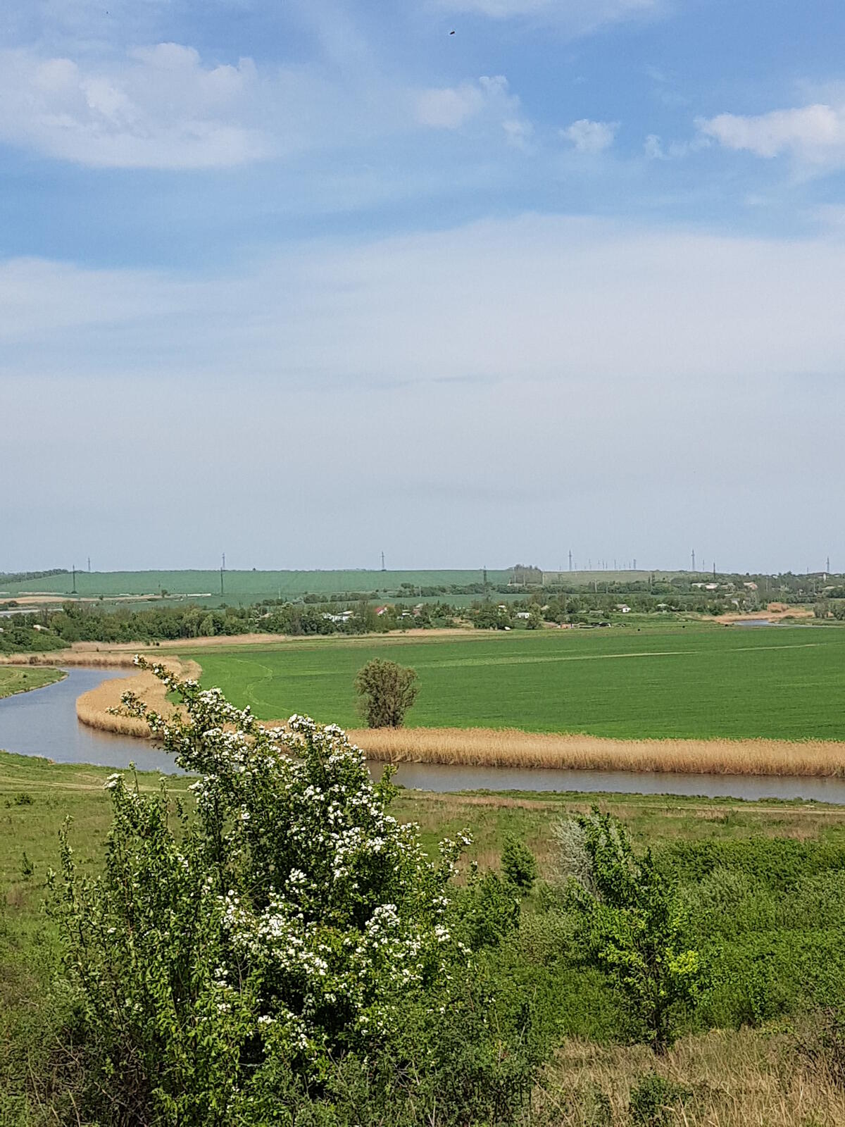 Река проходящая вдоль сельской местности