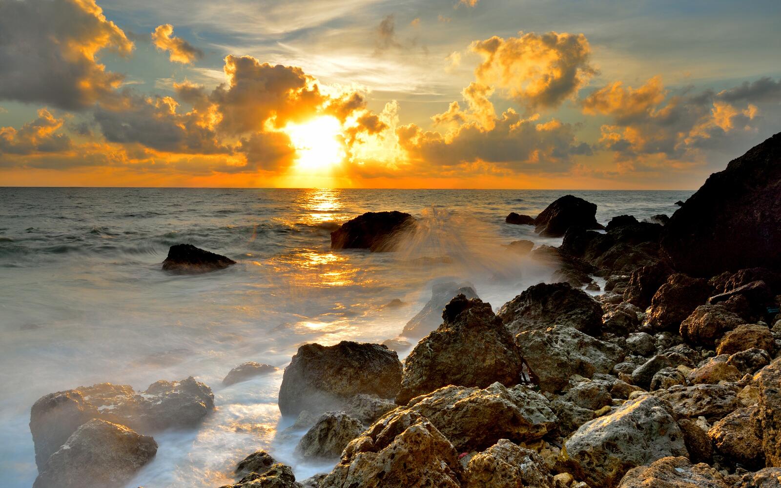 Бесплатное фото Встречаем закат солнца на скалистом берегу океана
