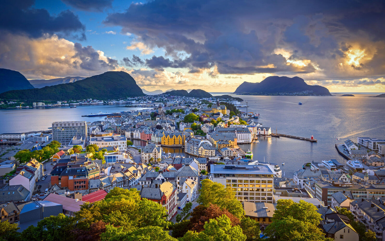 Бесплатное фото Городской пейзаж в Норвегии в городе Олесунн