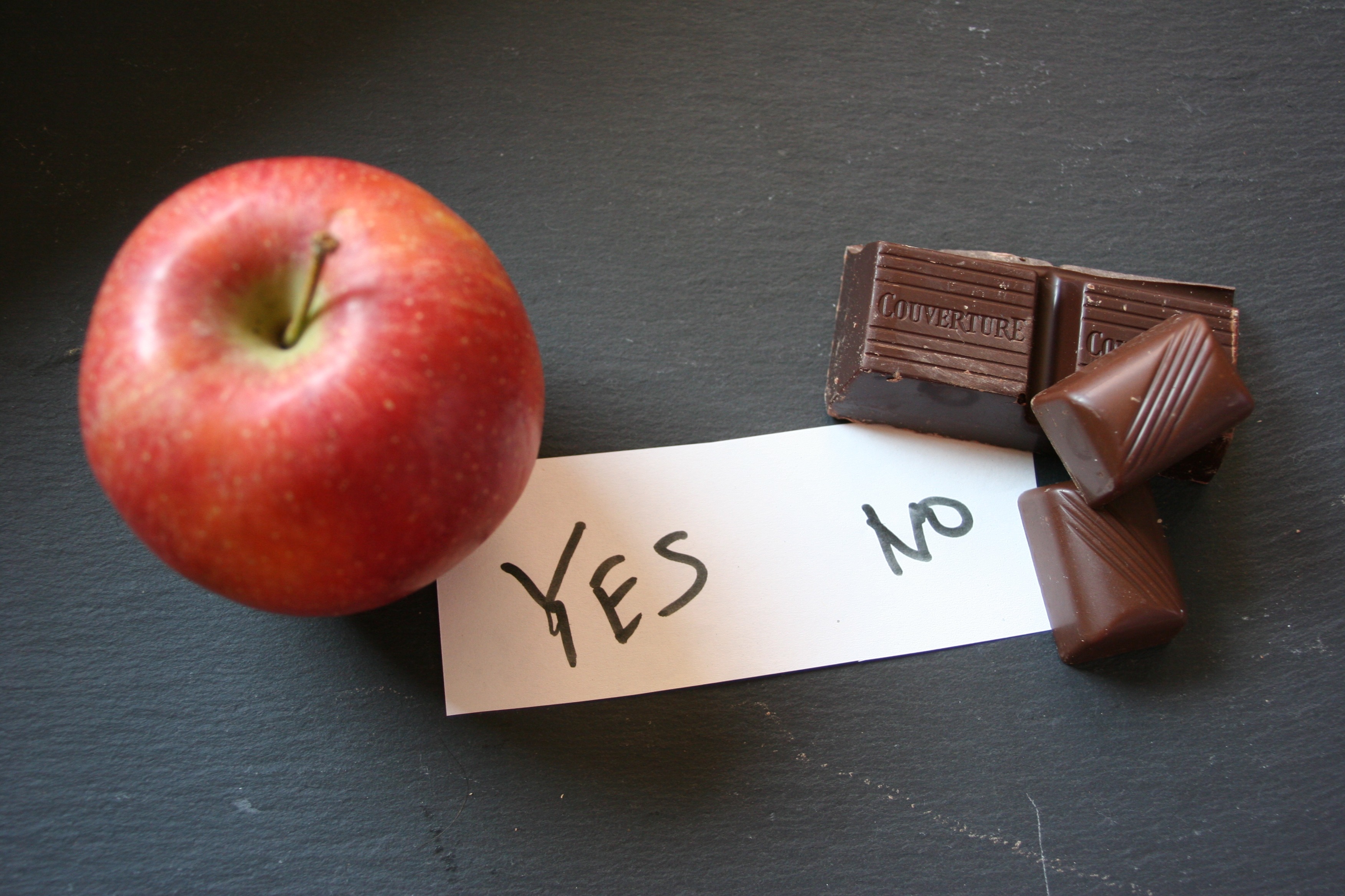 免费照片苹果比巧克力更健康