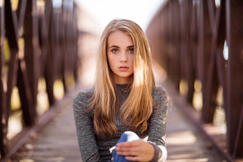 Портрет молодой девушки со светлыми волосами