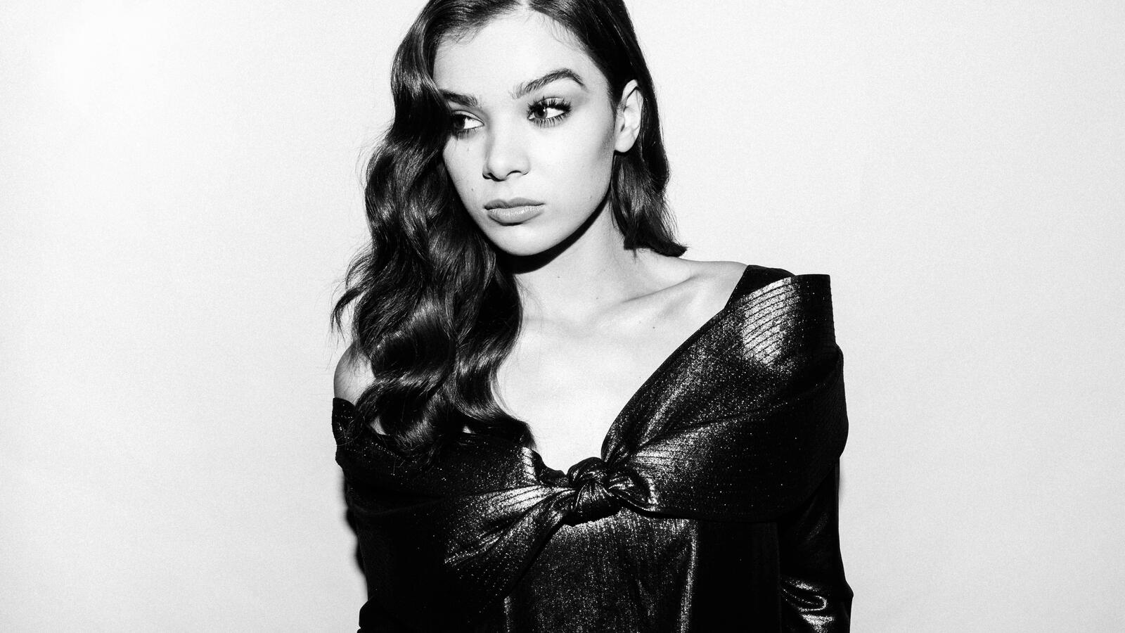 Free photo A shot of Hailee Steinfeld in black and white