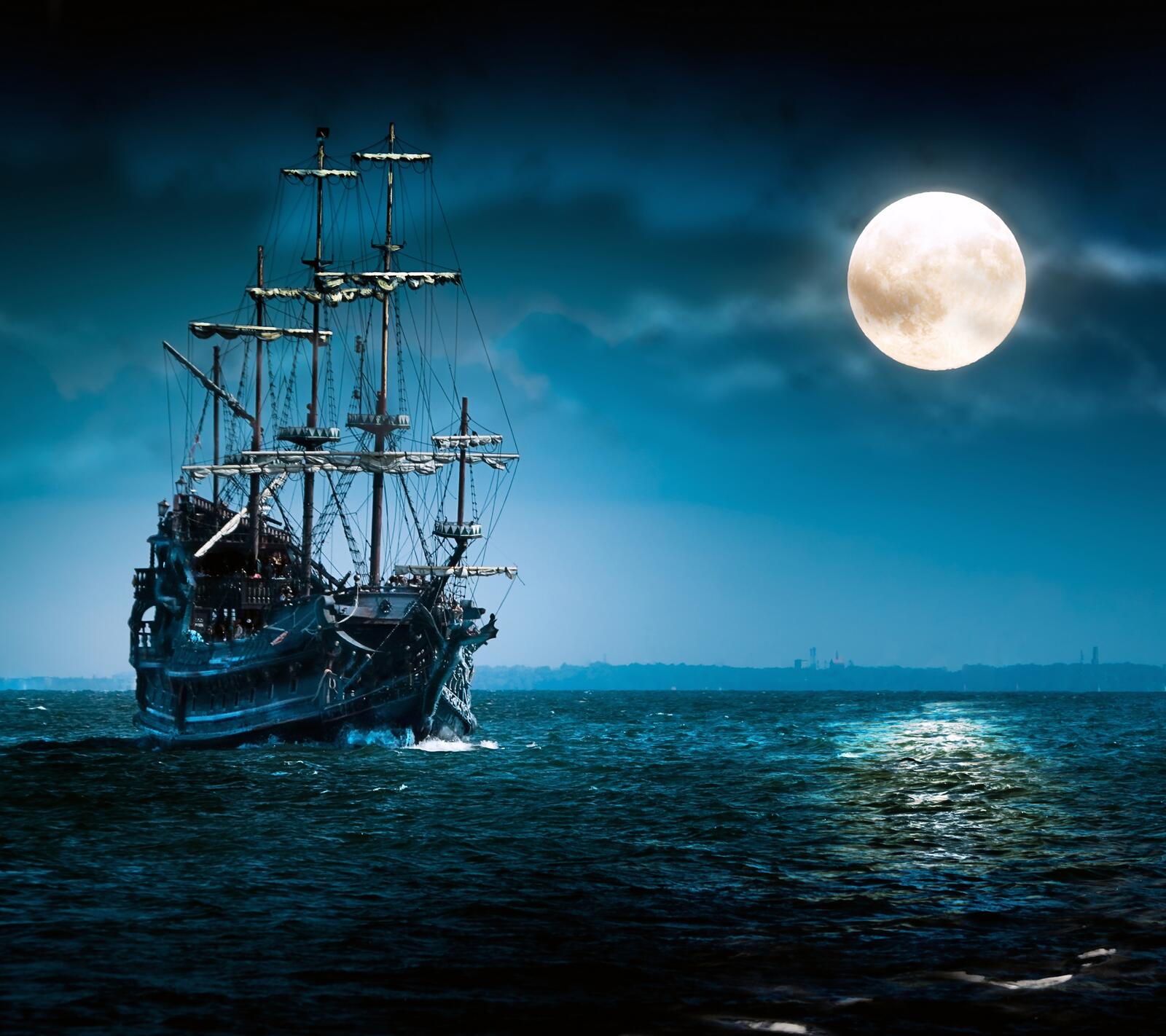 Жуткий корабль на фоне полной луны