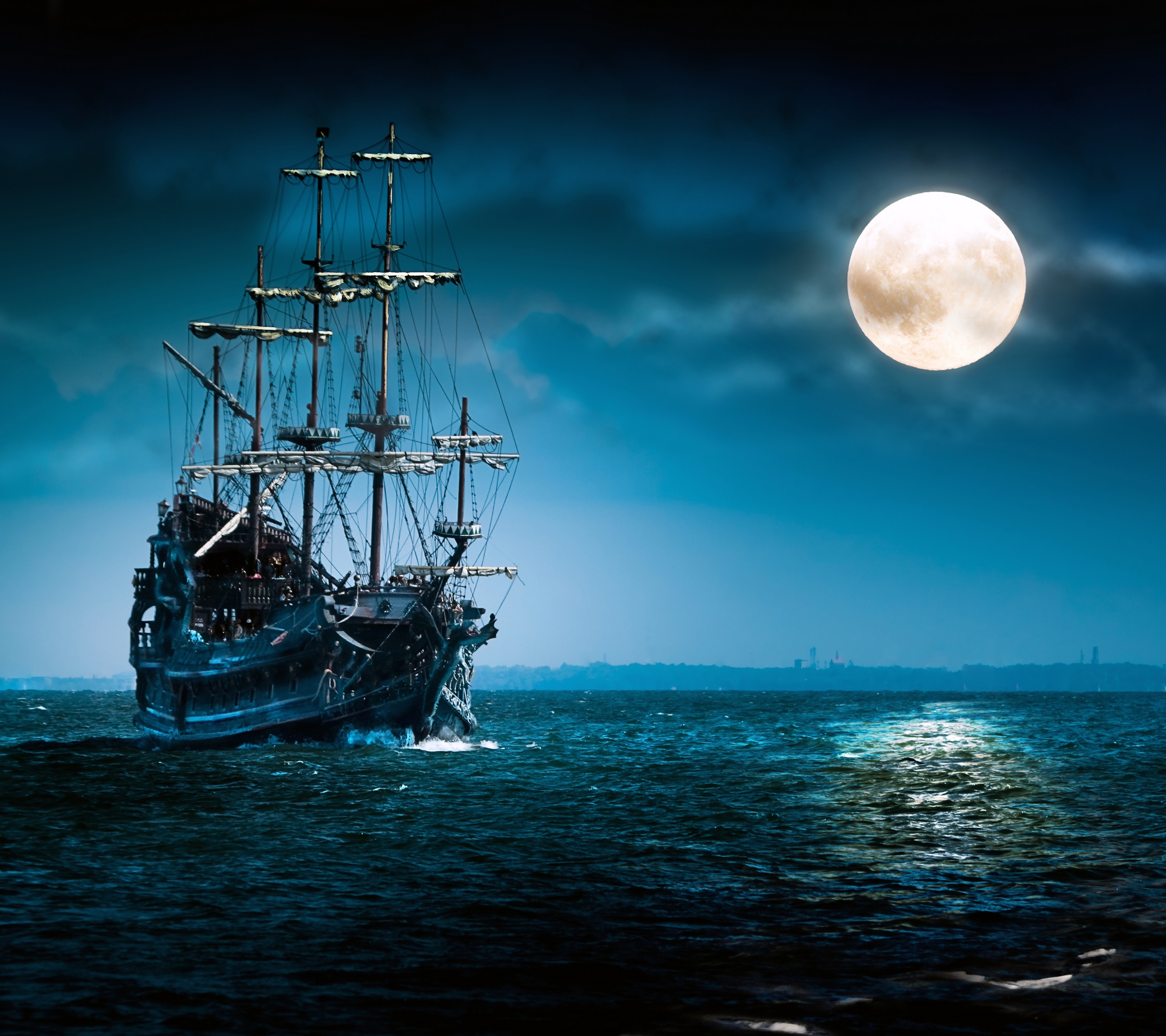 Бесплатное фото Жуткий корабль на фоне полной луны