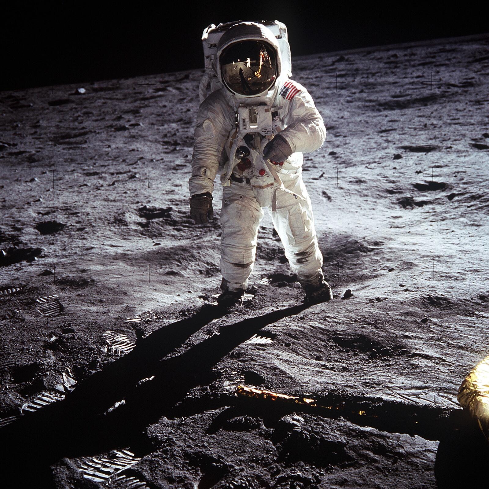 Бесплатное фото Космонавт стоит на поверхности Луны
