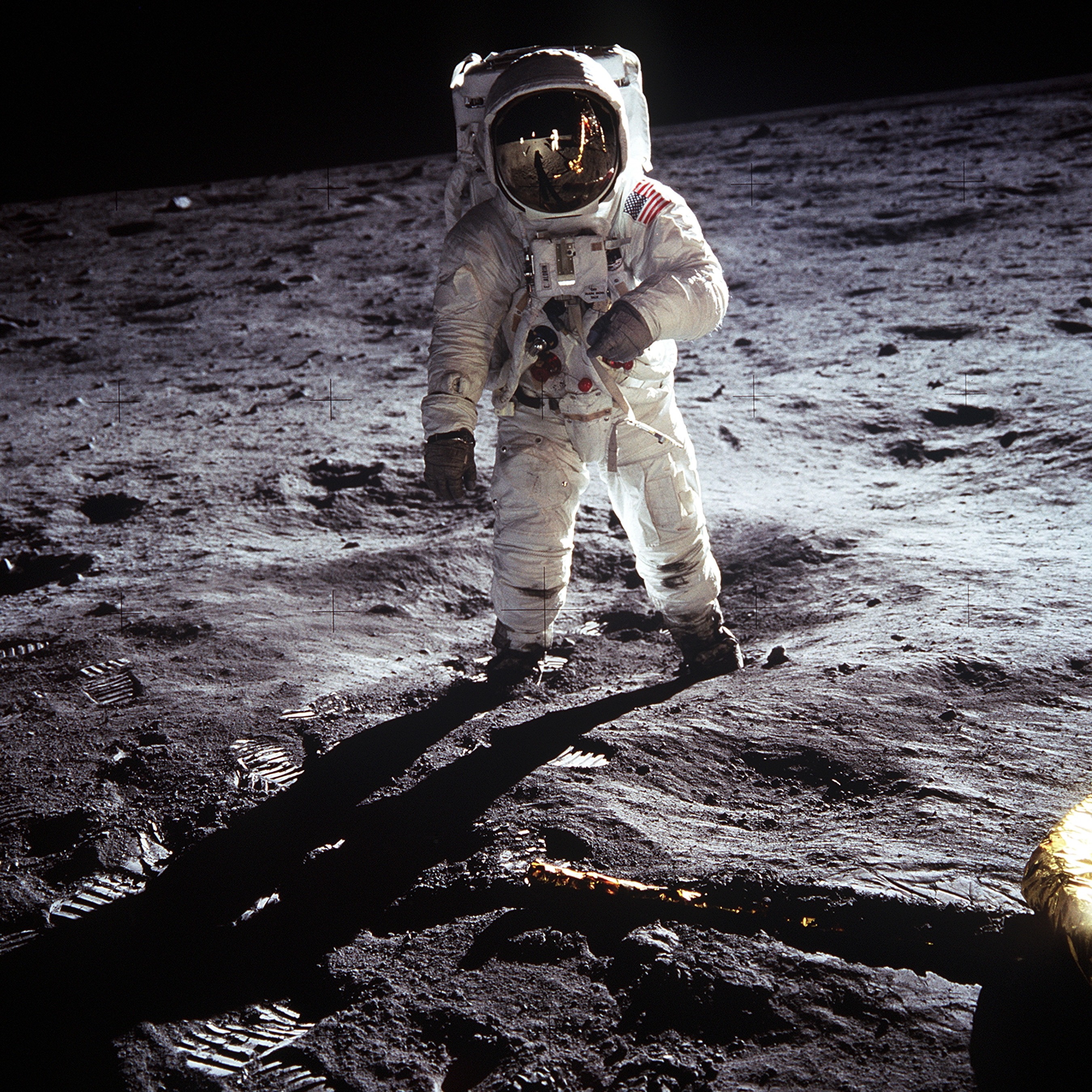 Космонавт стоит на поверхности Луны