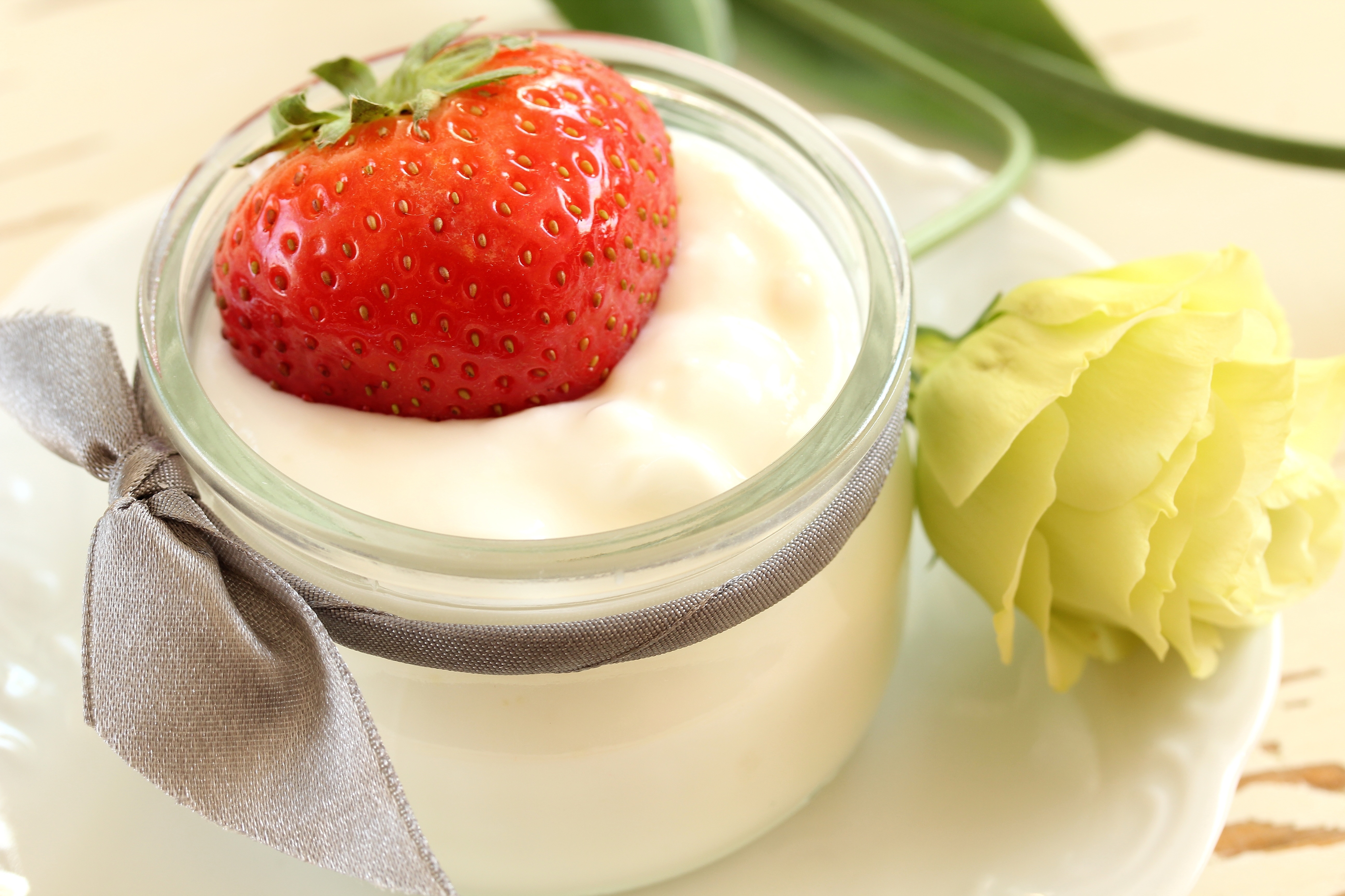 Free photo Yogurt with strawberries